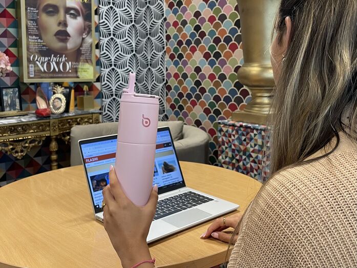 Garrafa térmica cor de rosa mantém água fresca o dia todo, ideal para trabalho ou aulas