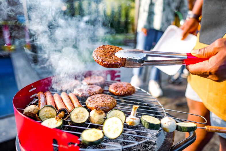 Churrasco com hambúrgueres, salsichas e legumes grelhados para o verão, com Tira Gorduras Mercadona