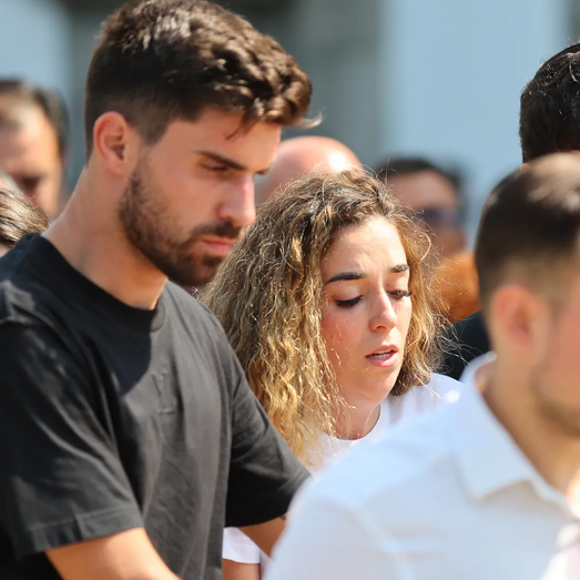 Viúva de Diogo Jota mostra-se destroçada junto ao caixão do marido