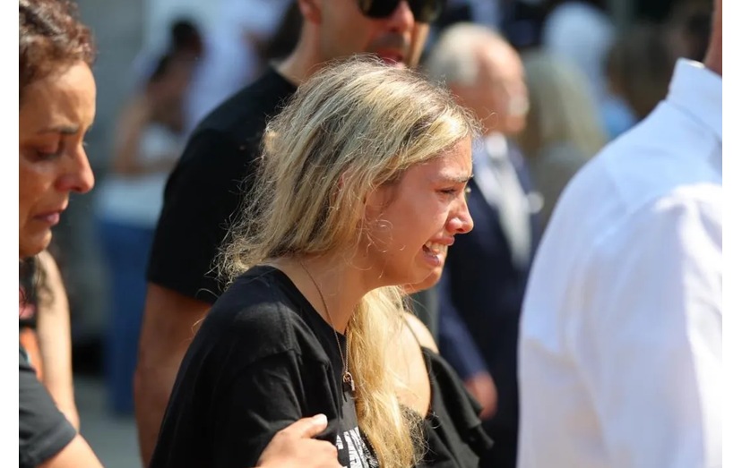 Namorada de André Silva inconsolável no funeral