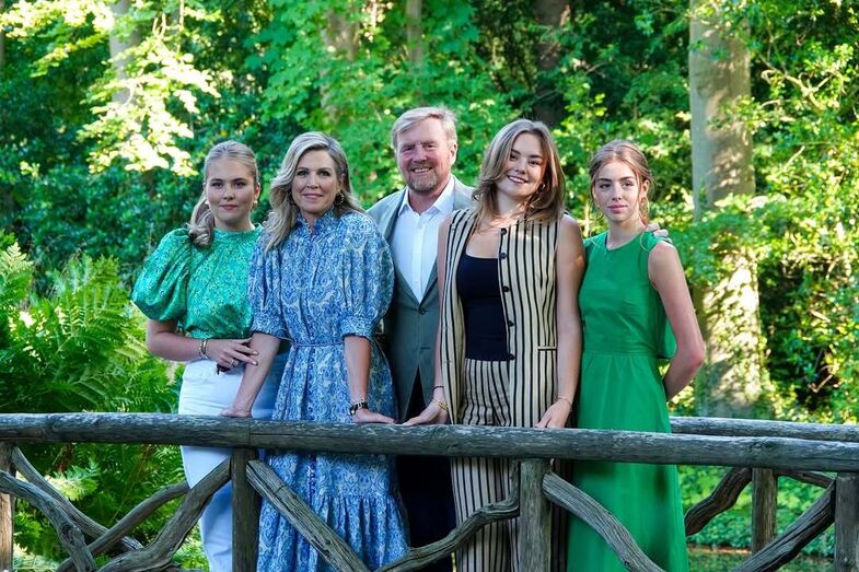Reis Guilherme e Máxima da Holanda com as filhas Amalia, Ariane e Alexia