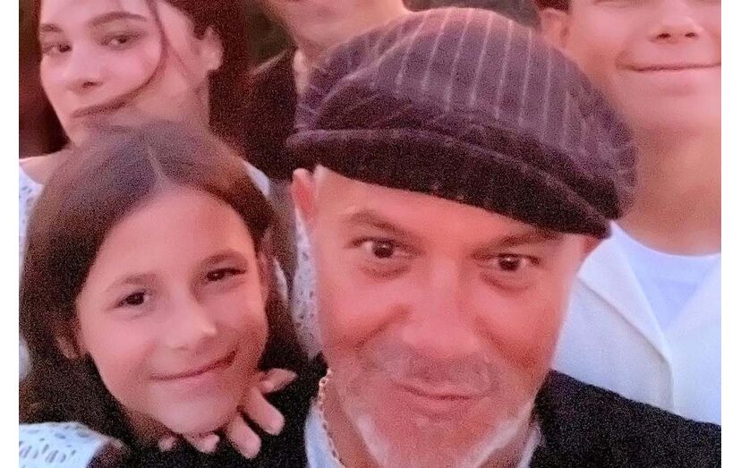 Alejandro Sanz relaxa com a família durante as férias