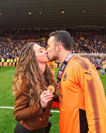 Jogador do Wolves celebra vitória com a sua cara metade