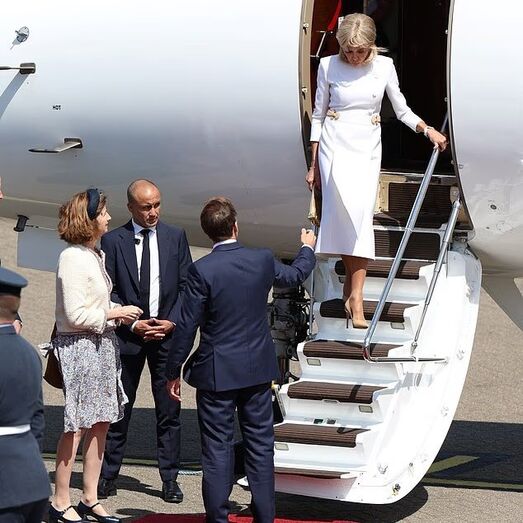 Brigitte Macron ignora Emmanuel Macron ao sair de um avião, perante convidados