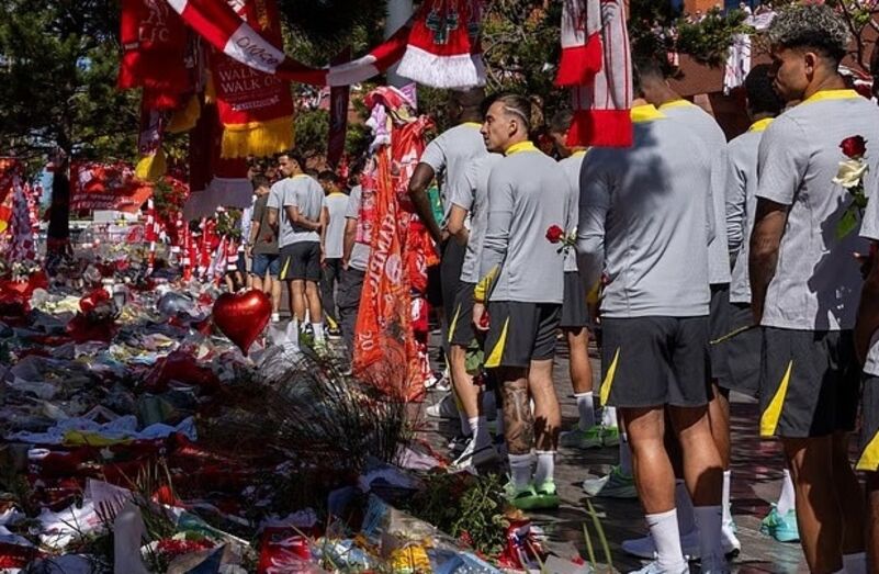 Homenagem a Diogo Jota: equipa do Liverpool e familiares em Anfield