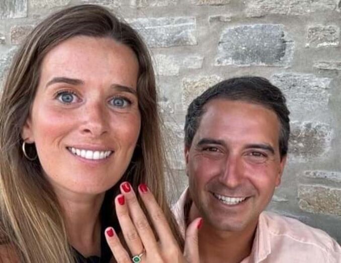 Sara Rocha exibe anel de noivado oferecido por Alexandre Poço