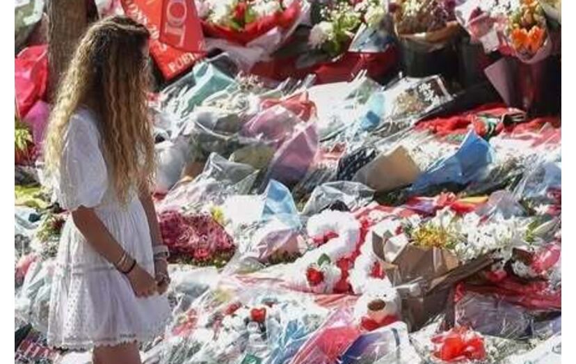 Rute Cardoso em Liverpool, vestida de branco, junto a tributos florais