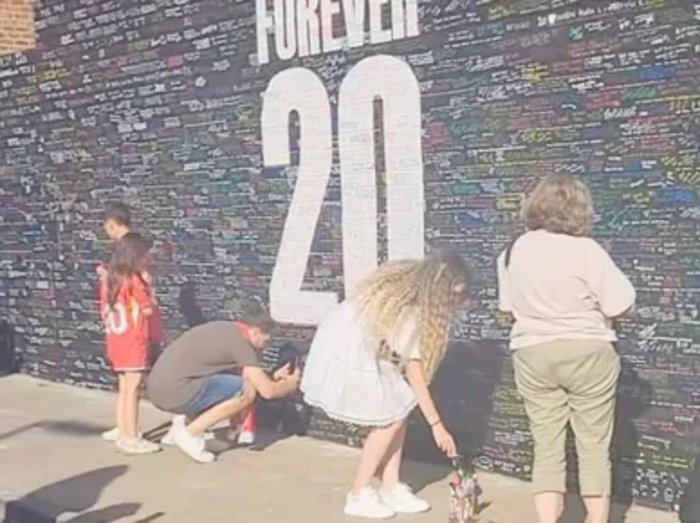 Rute Cardoso homenageada em Liverpool com mensagem "Forever 20"
