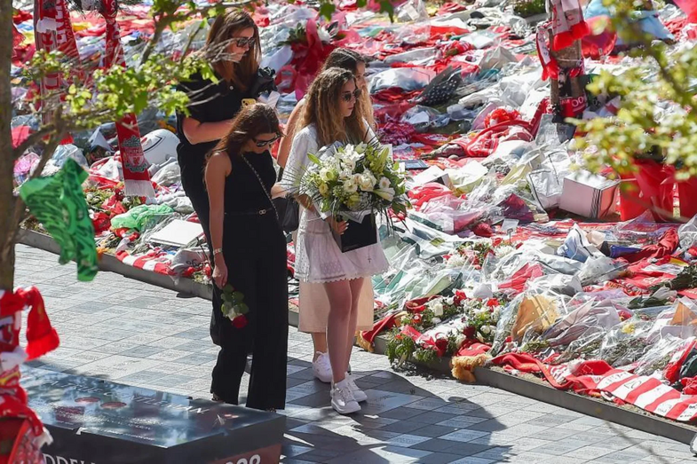 Rute Cardoso leva vestido a Liverpool, alvo de críticas nas redes sociais