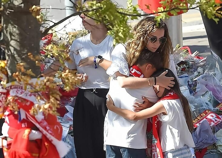 Viúva de Diogo Jota recebe apoio em Liverpool após a morte do marido