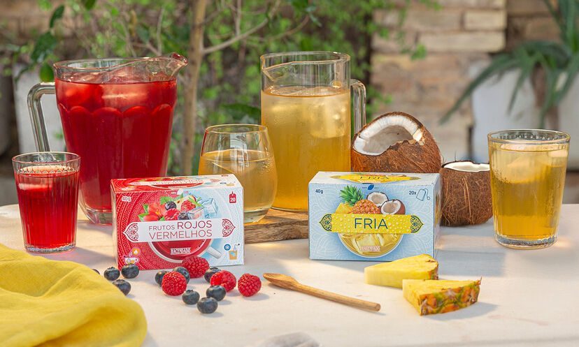 Infusões frias de frutos vermelhos e ananás com coco, para refrescar o verão