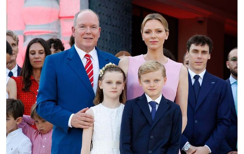Família Grimaldi reunida no Mónaco, incluindo o príncipe Alberto e Charlene