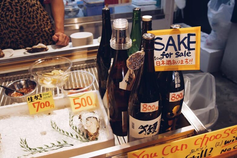 Sake e ostras à venda no Japão, um dos destinos de lua de mel de Sara Rocha e Alexandre Poço
