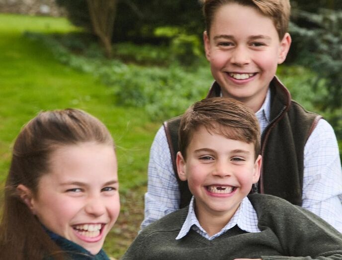 Príncipes George, Charlotte e Louis celebram o 12.º aniversário de George.
