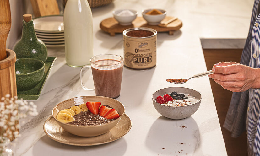 Pequeno-almoço saudável com cacau puro, fruta e leite para começar o dia