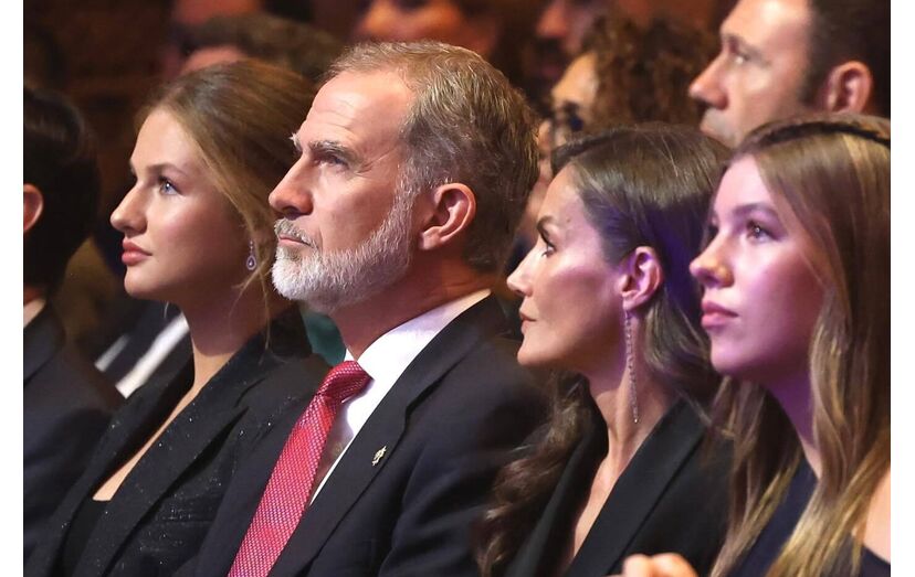 Rei Felipe VI, rainha Letizia e filhas num evento após estudos de Sofia em Lisboa