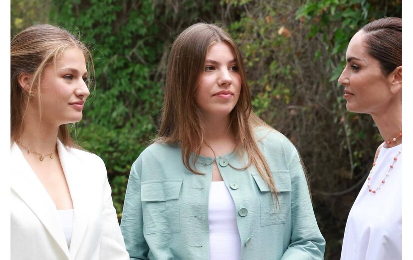 Princesas Leonor e Sofia marcam presença ao lado da rainha Letizia num evento
