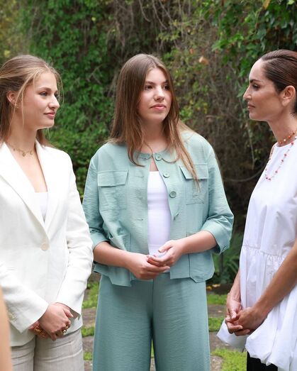 Leonor e Sofia, filhas dos reis de Espanha, mostram estilos distintos em Girona