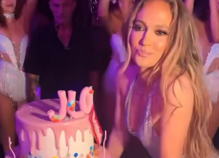 Jennifer Lopez celebra 56 anos com 'festão' na Turquia