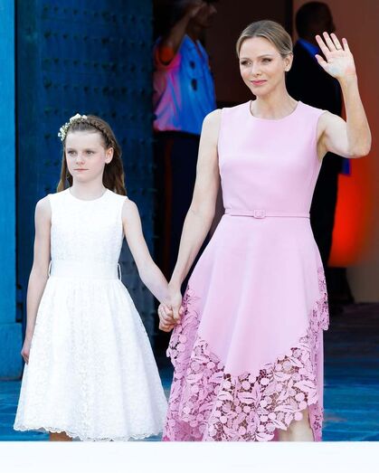 Charlene do Mónaco com a filha, Gabriella, nas celebrações dos 20 anos de reinado de Alberto II