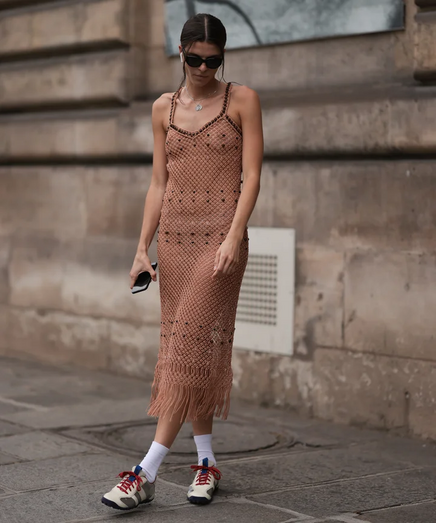 Castanho: tendência de verão que transita para o outono/inverno com vestidos e acessórios
