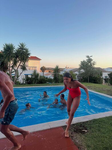 Pimpinha Jardim passa férias no Algarve com amigos, após separação