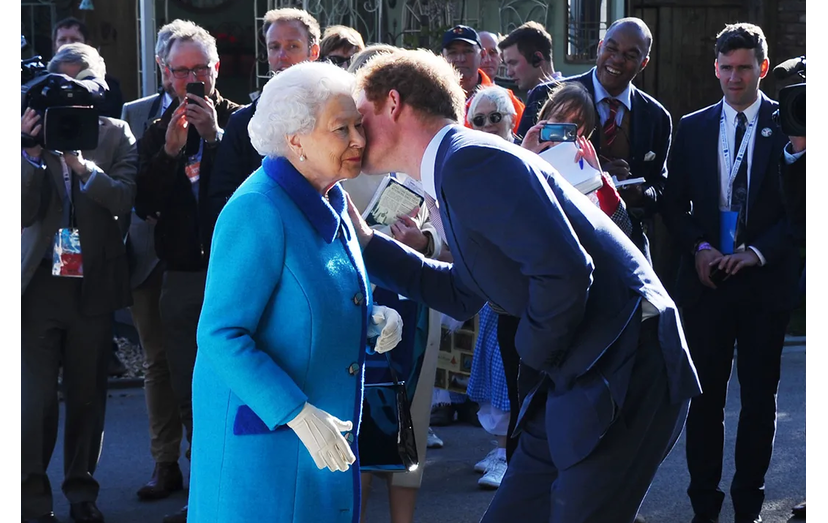 Isabel II sentiu desilusão com Harry, neto que amou na sua rebeldia