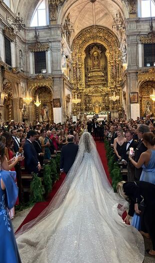 O vestido com longo véu assinado por Elie Saab