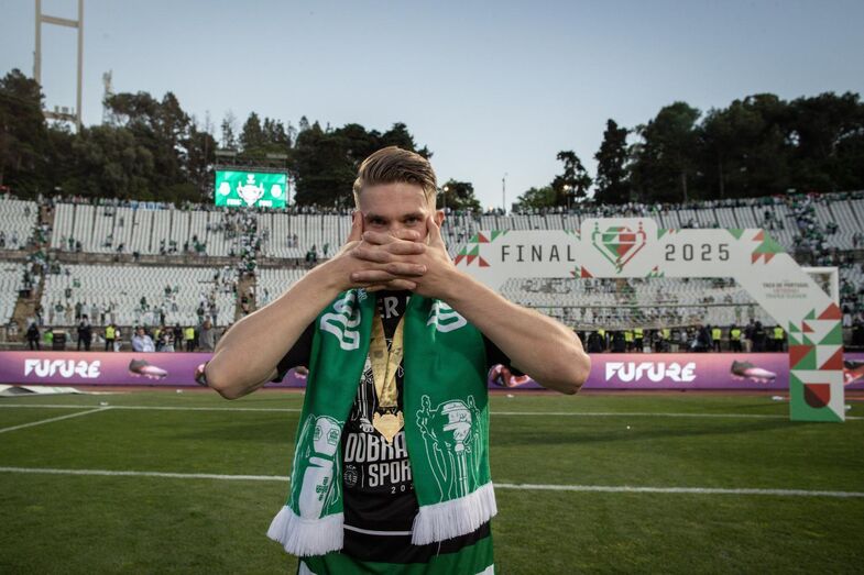 Jogador celebra vitória na final da Taça de Portugal 2025