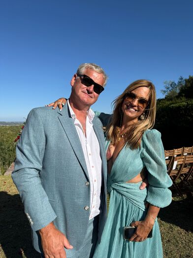 Cristina Areia com o companheiro no casamento do pai