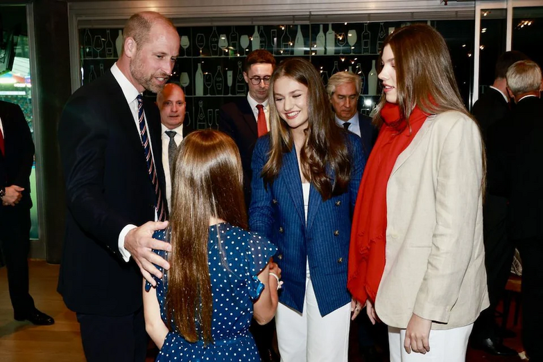 Príncipe William com as princesas Leonor e Sofia de Espanha e a princesa Charlotte