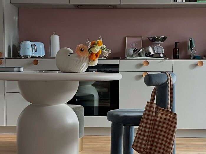 Cozinha renovada com pequenos detalhes: loiça rústica, flores e copos coloridos