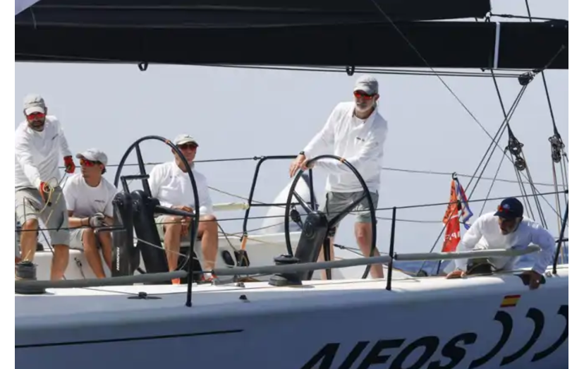Felipe VI navega em Maiorca, dedicando-se a um dos seus hobbies