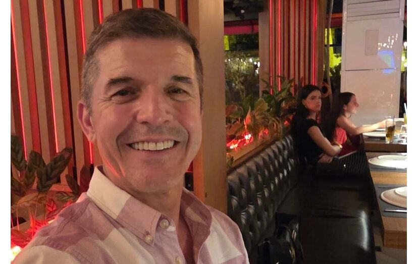 João Baião desfruta de férias num restaurante