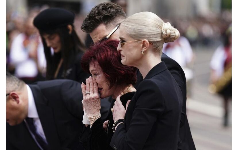 Sharon Osbourne emocionada no funeral de Ozzy Osbourne
