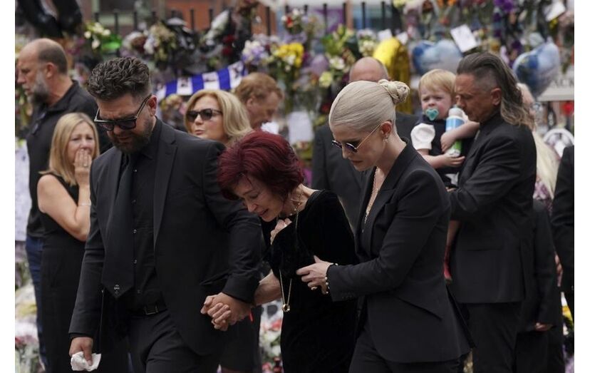 Viúva de Ozzy Osbourne chora no funeral do músico