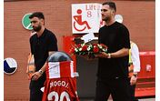 Diogo Dalot presta homenagem a amigo com flores