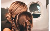 Marta Melro e filha juntas dentro do avião