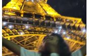 Elisa celebra 10 anos em Paris com a Torre Eiffel como cenário
