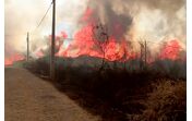 Incêndios consomem vegetação; fumos densos no ar