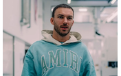 Pierre Gasly surge com novo visual após possível transplante capilar