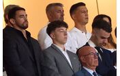 Várias pessoas assistem a um evento em fato