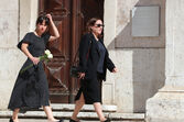 Maria Rueff e a filha   no funeral de Teresa Caeiro