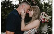 Taylor Swift e Travis Kelce anunciam noivado com fotos românticas 