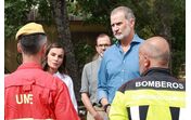 Felipe e Letizia visitam áreas afetadas pelos incêndios em Zamora e Leão, encontrando bombeiros e moradores