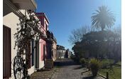 Rua de paralelepípedos em Colonia del Sacramento, Uruguai, com edifícios coloridos
