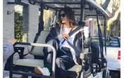 Mulher conduz veículo de golfe no Uruguai