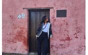 Uma turista visita a Casa Histórica Portuguesa em dia de sol