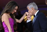George Clooney beija a mão de Amal no Festival de Veneza