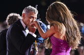 George Clooney beija a mão de Amal no Festival de Cinema de Veneza